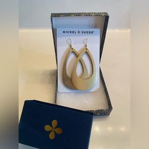 New with tag, gold tear drop featherweight earrings.